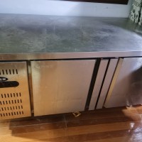 操作臺(tái)可冷藏